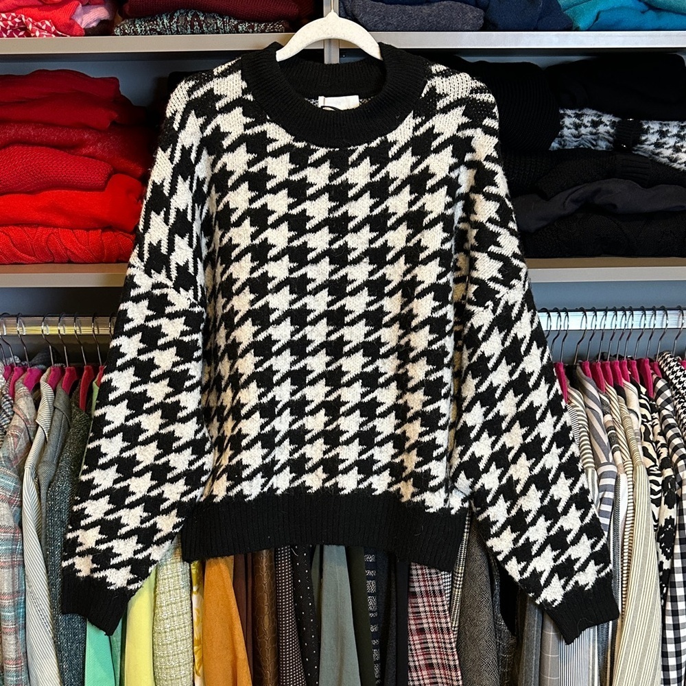 H&M black/white houndstooth long sleeve mock neck sweater size M